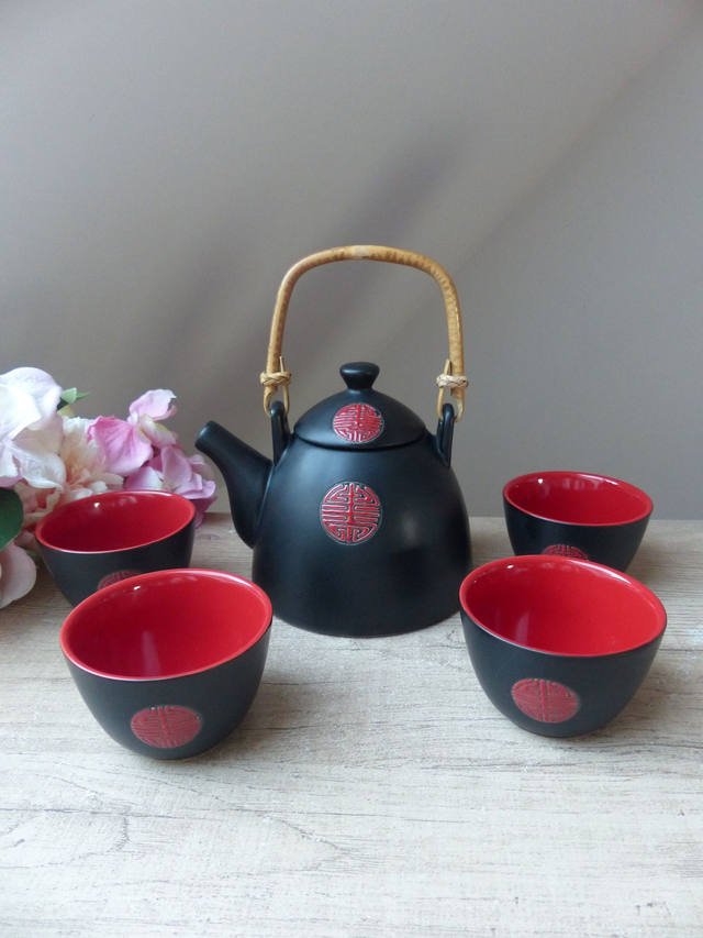Service à Thé Rouge et Noir en Céramique – Théière avec Anse en Bois et 4 Tasses – Inspiration Chinoise – Ambiance Zen et Cadeau Bien-Être
