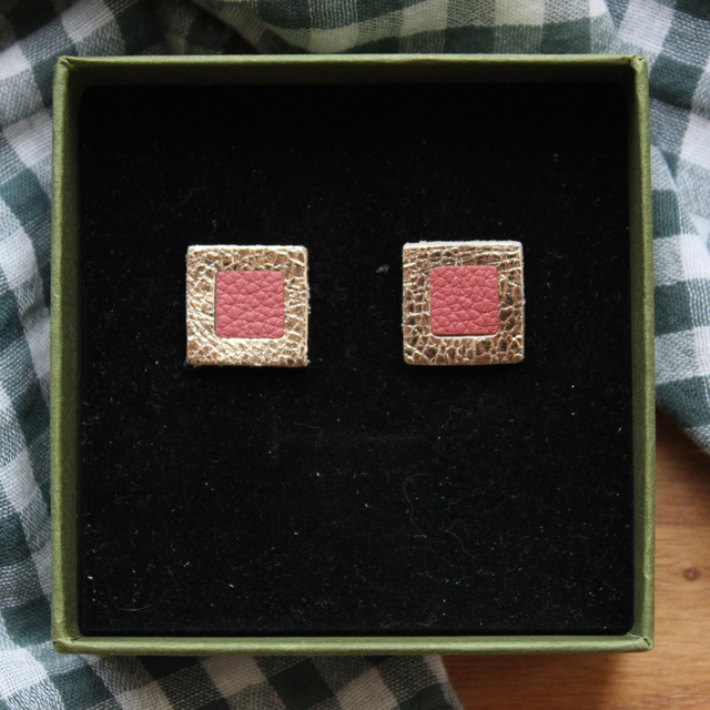 Boucles d’oreilles puces cuir carré   