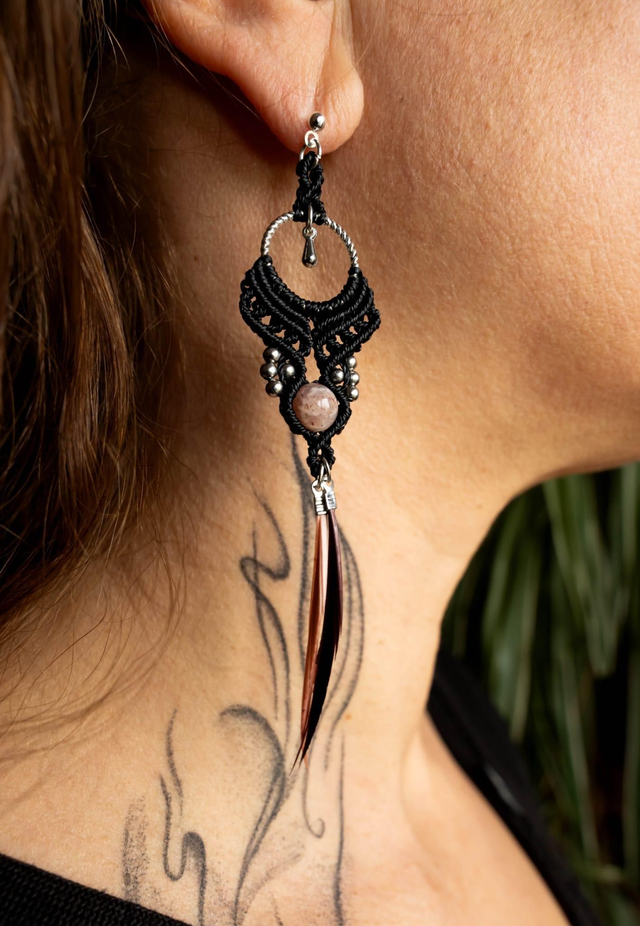 Boucles d&#039;oreilles en micro-macramé noir avec perle Pierre de Lune et plumes