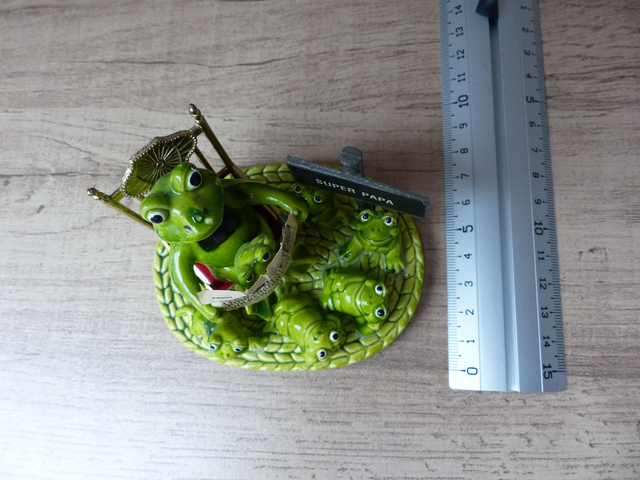 Figurine grenouille super papa en famille avec bébes, Grenouille avec journal, Papa d'enfants famille nombreuse, Cadeau Fête des Pères, Papa