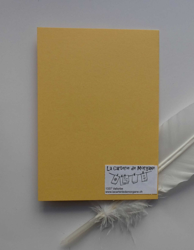 Un joli sapin sur une carte dorée