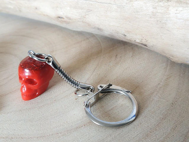 Porte-clés tête de mort rouge