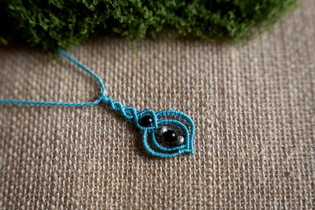 Parure complète bijoux en micro-macramé bleu et perles Agate noire