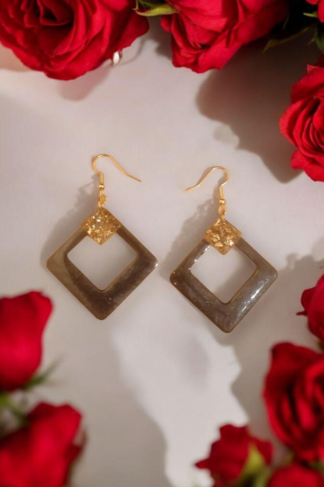 Boucles d&#039;oreilles triangulaire noir et doré 