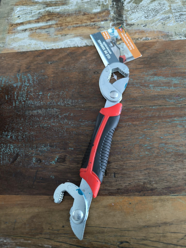 CLE DE SERRAGE UNIVERSELLE 9-15 / 10-22