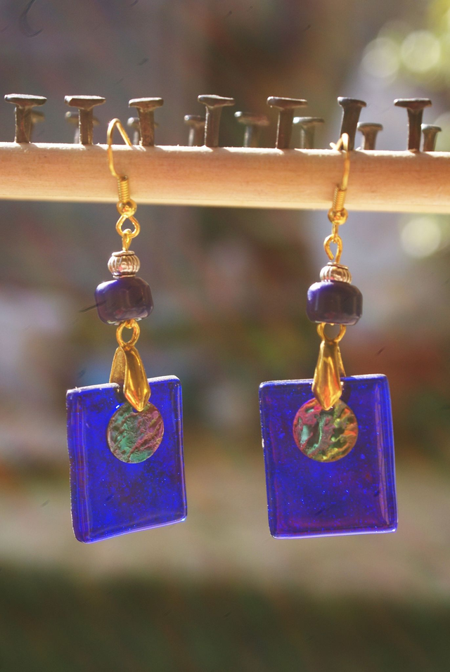 Boucles d&#039;oreilles en verre bleu. 