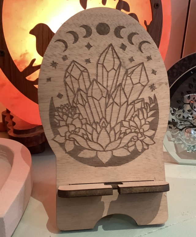 Support pour téléphone portable en bois gravé cycle lunaire et cristaux 