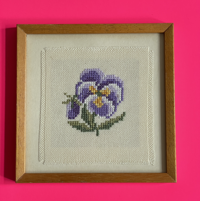 Stiefmütterchen Stickerei gerahmt 