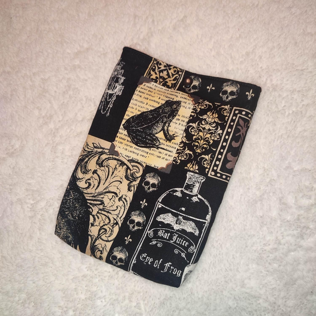 Pochette à livre de poche gothique 