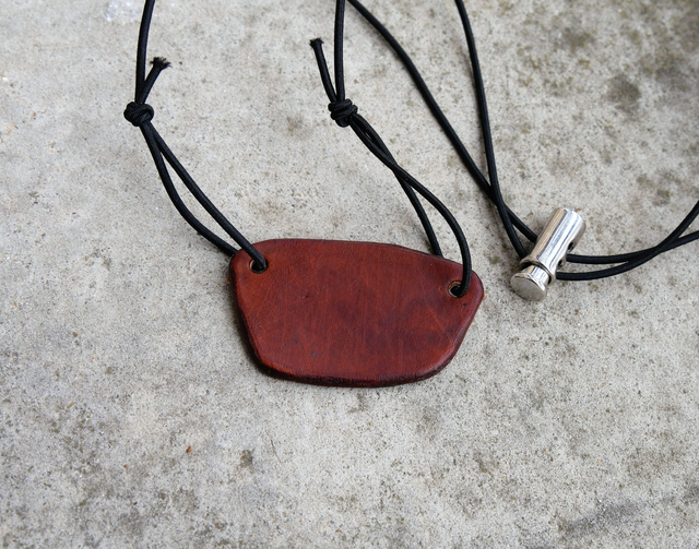 Cache oeil marron clair