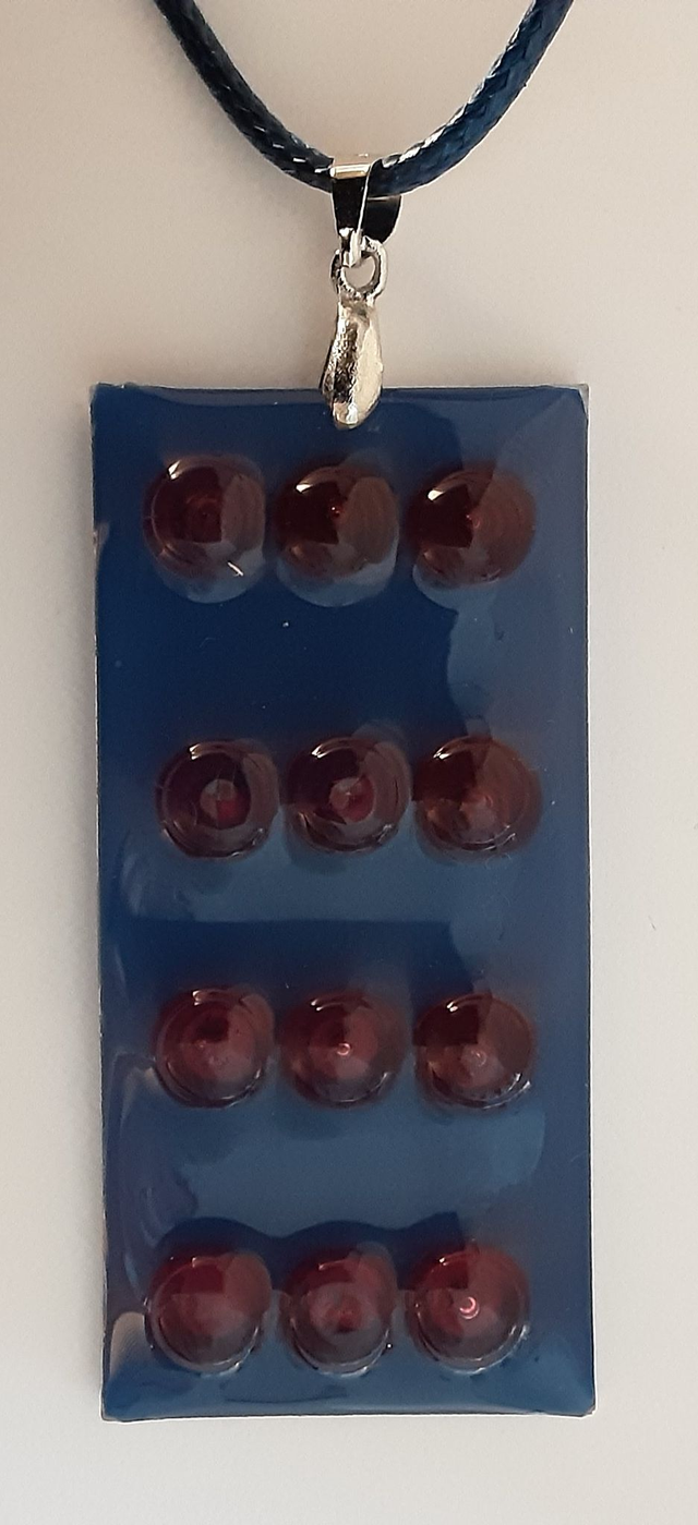 Pendentif grand rectangle collection Cabochon fond bleu jean et cabochon rouge translucide