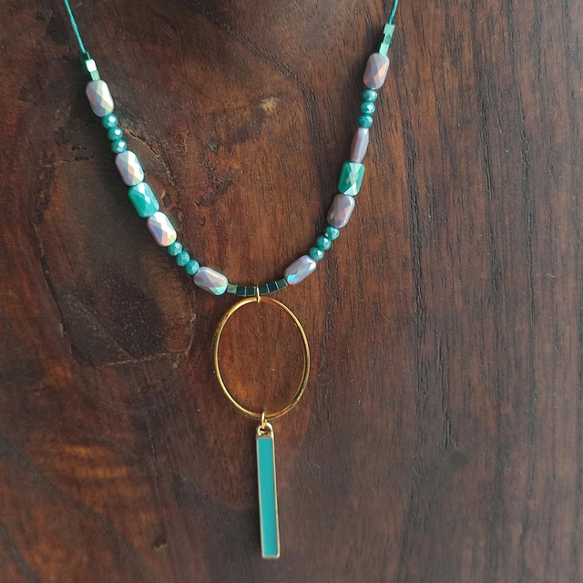 Collier ovale et verre,tige en email turquoise monté sur fil de lin, pièce unique 