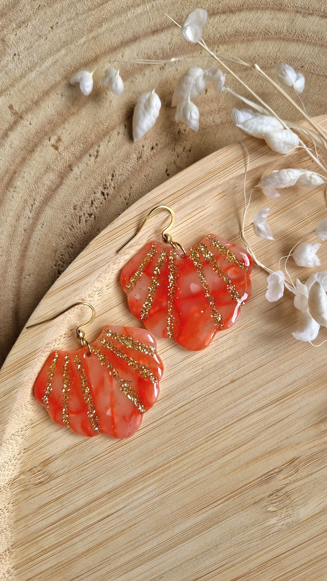 Prestigieuse – Collection rouge translucide – Boucles d’oreilles artisanales en pâte polymère et résine