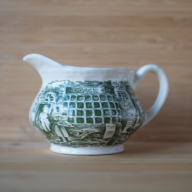 Royal Tudor Ware | Set melkkan (lengte 10, breedte 8, hoogte 6,5 cm) en kom (diameter 9 | hoogte 6 cm) &#039;Coaching Taverns 1828&#039; groene kleur