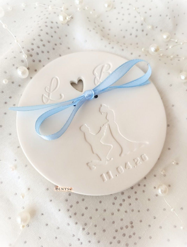 Coupelle porte alliances personnalisable en argile avec motif couple de mariés