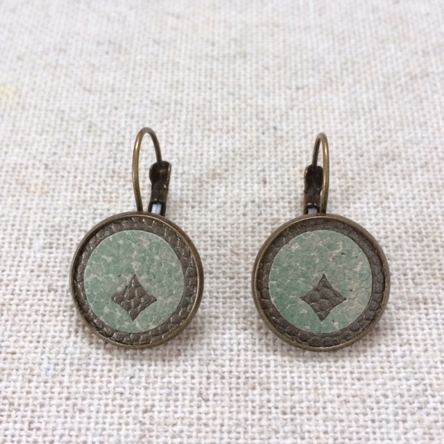 Boucles d’oreilles dormeuses bronze, marqueterie de cuir bronze et vert lichen moucheté 