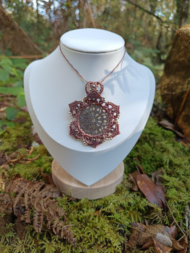 Collier en Pendentif mandala rose avec perles dorées 