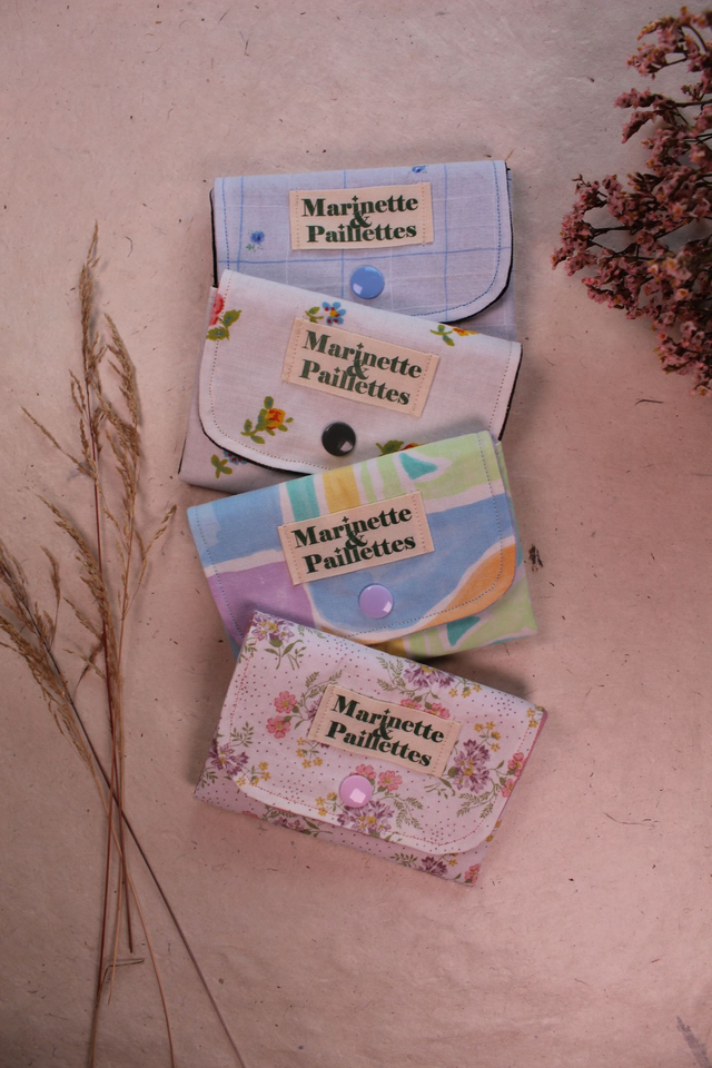 Porte-monnaie upcyclé petites fleurs bleues