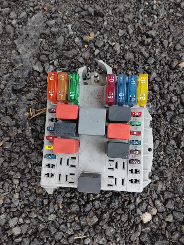 Boite a fusible compartiment moteur 