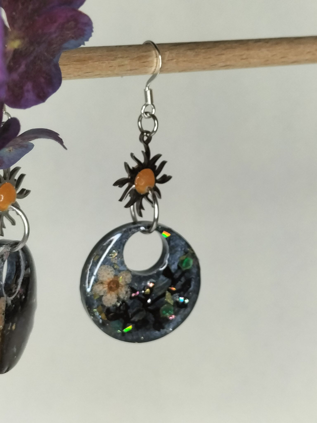 Boucles pendantes grises et brillance automnale