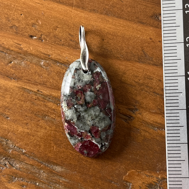 Pendentif en Eudialyte et bélière argent