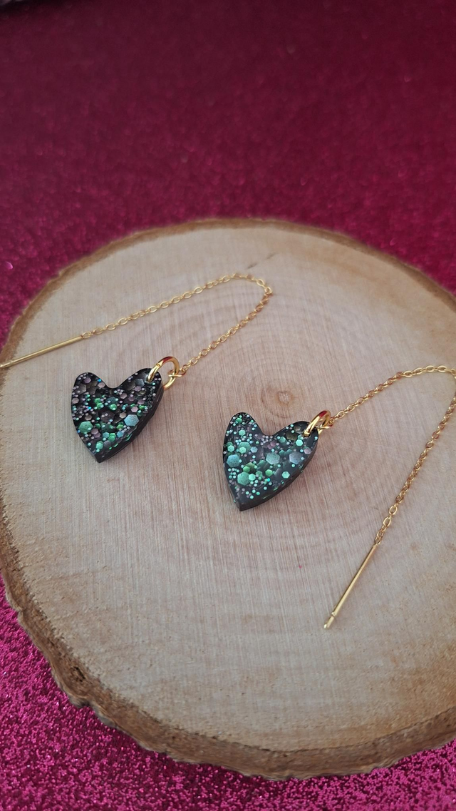 Boucles d&#039;oreilles à enfiler dorées cœurs asymétriques noirs paillettes blanches Holographiques 