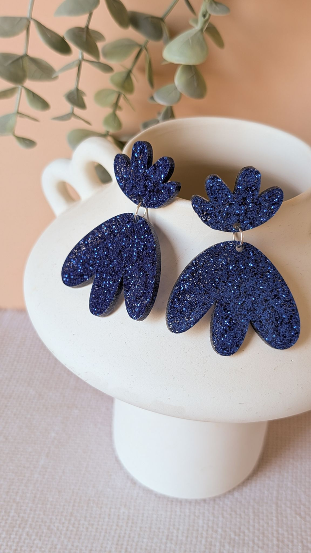 Boucles d'oreilles bleues pailletées en plexi