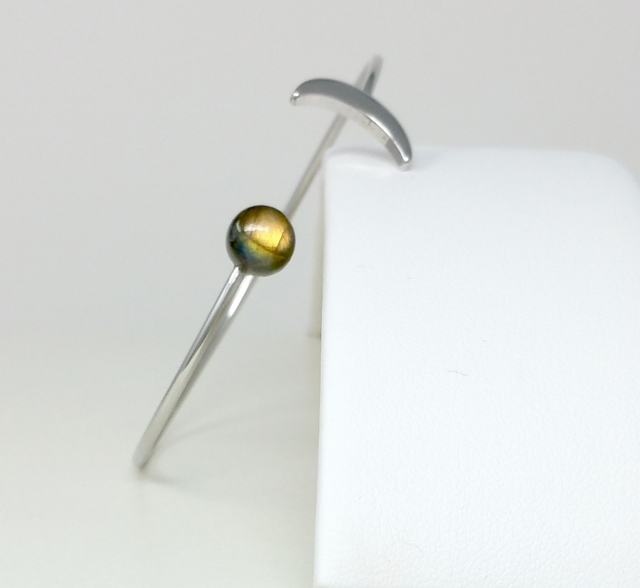 BRACELET DEMIE-LUNE AVEC CABOCHON LABRADORITE LAITON RHODIE BJLR0803