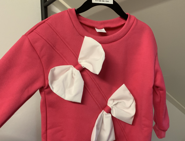 Leuke trui met witte strikken 