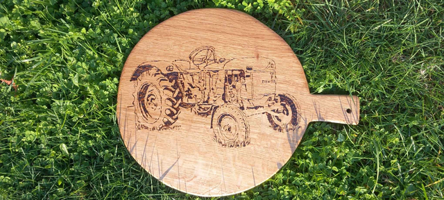 Planche ronde avec poignée "Tracteur "