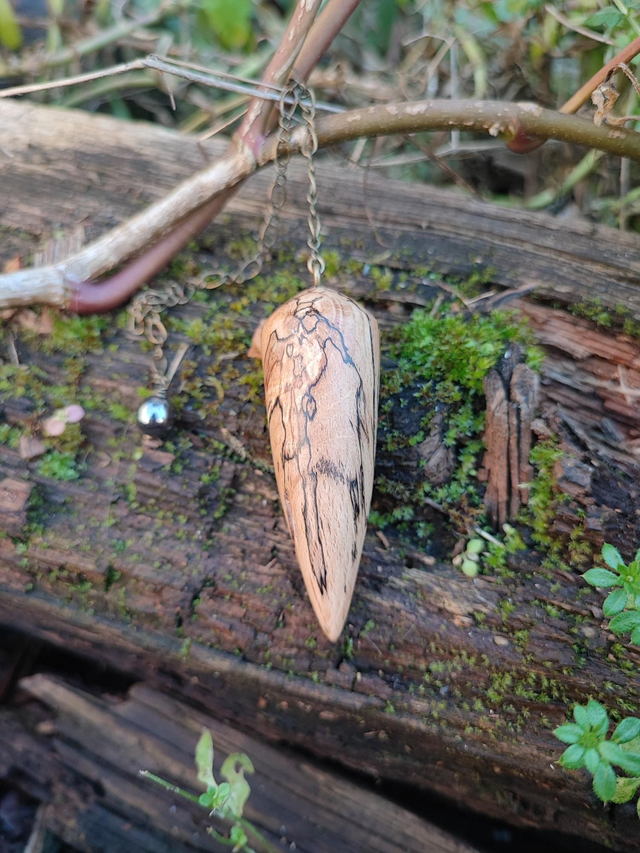 Pendule en Bois de Hêtre Échauffé, Hématite et Chaînette en Laiton vieilli