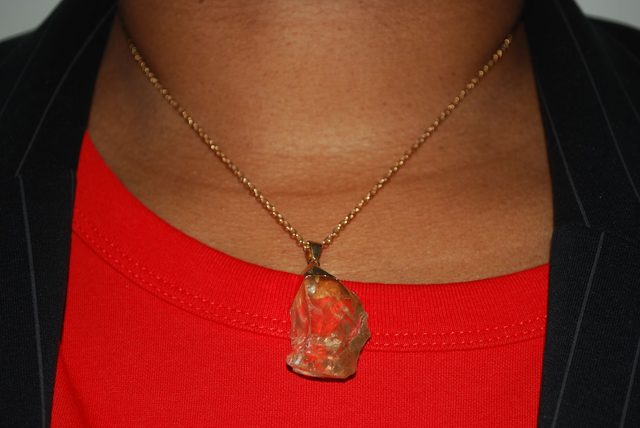 Collier pendentif en calcite jaune pierre brute