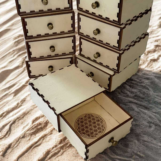 boîte  en bois avec fleur de vie et logo 