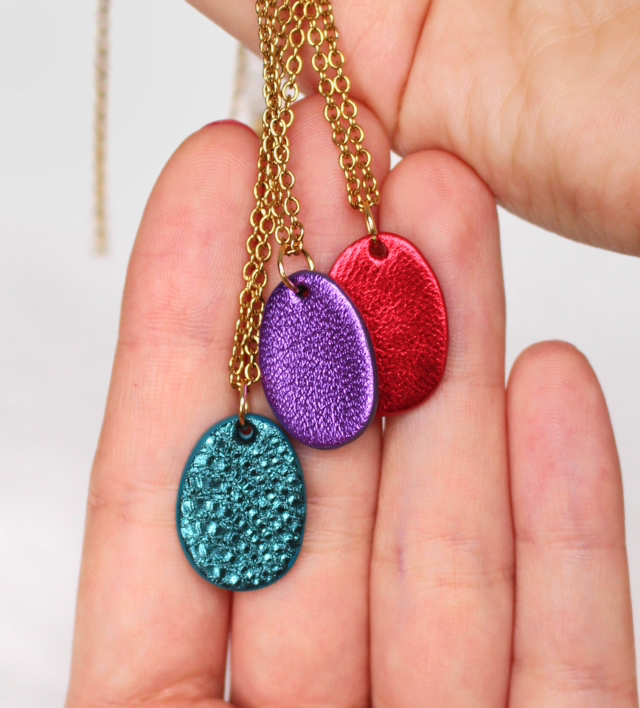 Pendentif Cleo • couleurs métallisées 