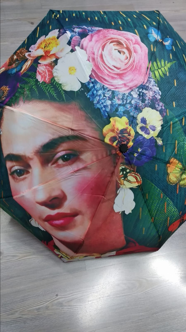 Ombrello Frida Kahlo verde con fiori