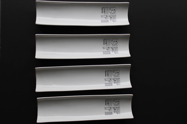 4 gepersonaliseerde serveerschalen (26x7 cm) met ons logo.