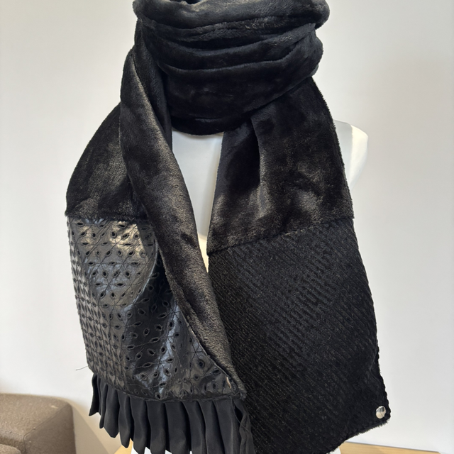 Écharpe Cocoon Fluffy – Black Élégance