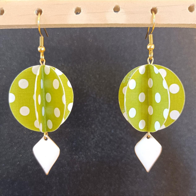 Grande perle et breloque pétaline émaillée