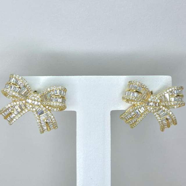 BRINCO LAÇO CRAVEJADO COM ZIRCÔNIAS EM FORMATO BAGUETE BANHADO EM OURO 18K