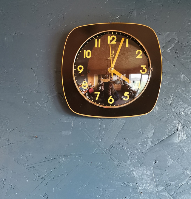 Horloge formica vintage pendule murale silencieuse "Jaz noir jaune"