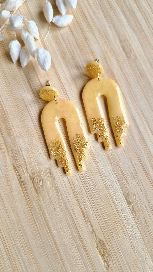 Surprenante - Collection Miel Doré - Boucles d'oreilles en pâte polymère et résine.  