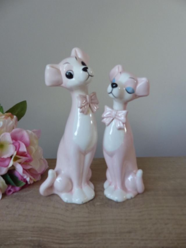 Couple de Chiens Romantiques en Céramique Blanc et Rose, Déco Poétique pour Chambre d’Enfant ou Cadeau Tendre à Offrir -
