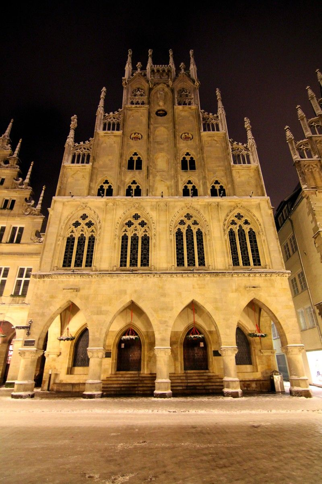 Historisches Rathaus bei Nacht