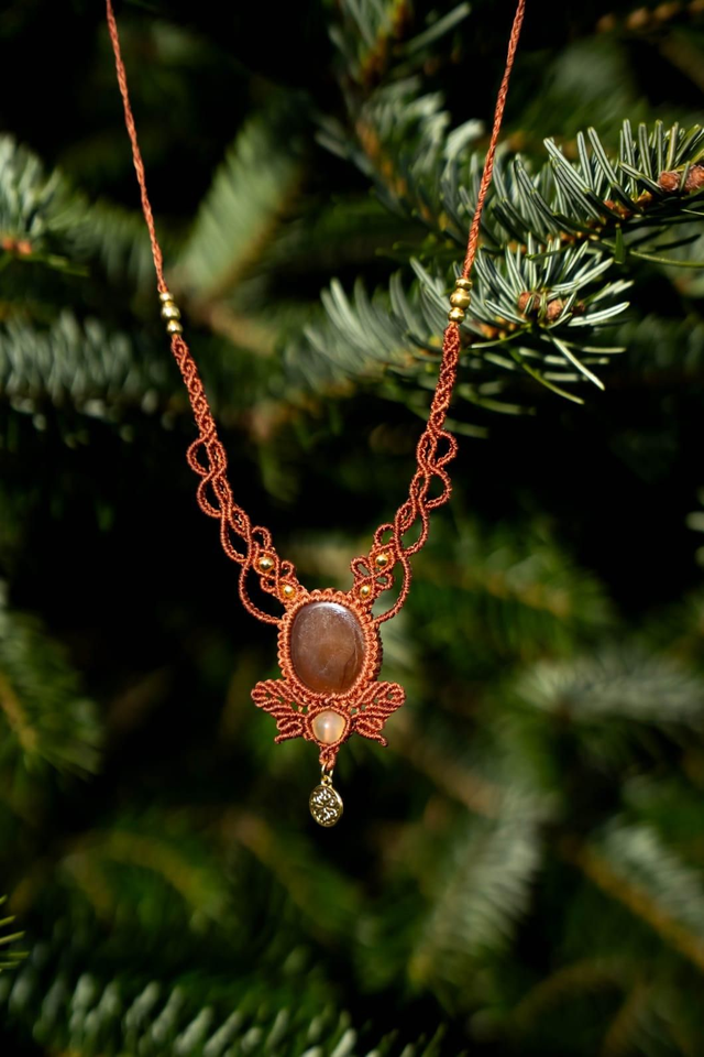 Collier en micro-macramé couleur acajou avec pierre Cornaline 