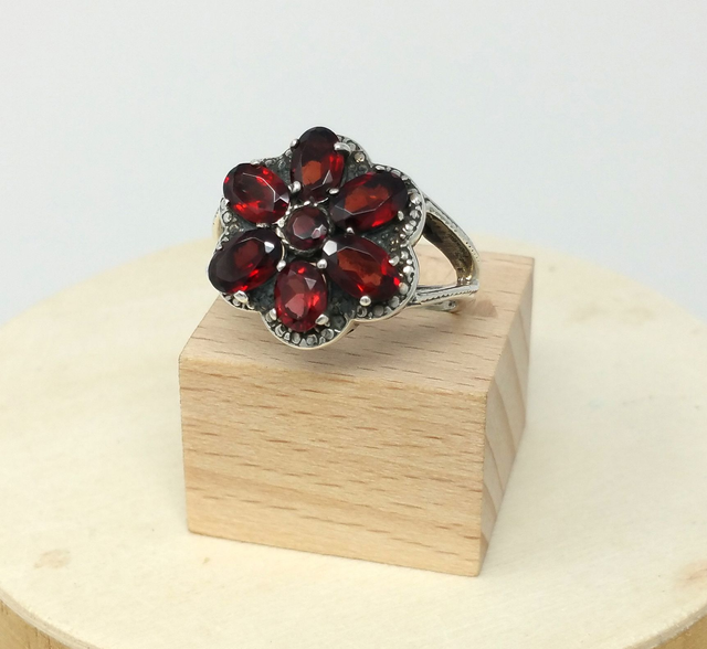 Bague pour femme fleur ornée de 7cabochons de grenat Taille 58 - 2111