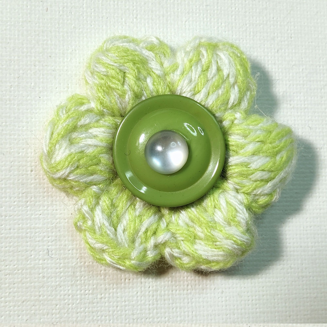 Barrette fleur simple vert blanc crochet bouton vert pince crocodile