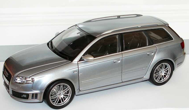Audi RS4 Avant 2005 avussilber-met. Minichamps 1:18 Werbemodell 