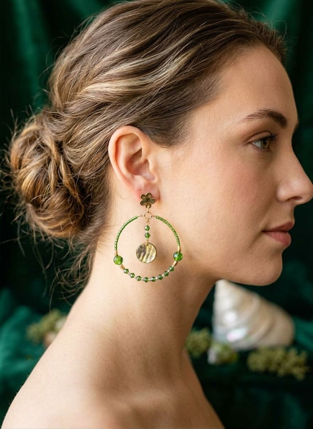 Boucles d'oreilles créoles vertes et dorées à pendentif médaillon