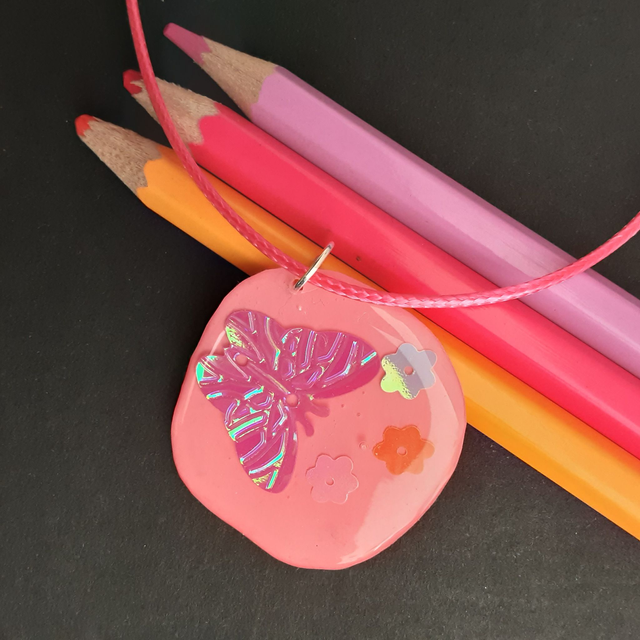 médaillon rose bonbon et papillon rose fushia irisé