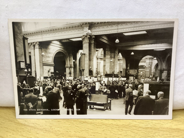 The Stock Exchange London General View The Floor of the House unbranded postcard Our Ref A137 £4.50